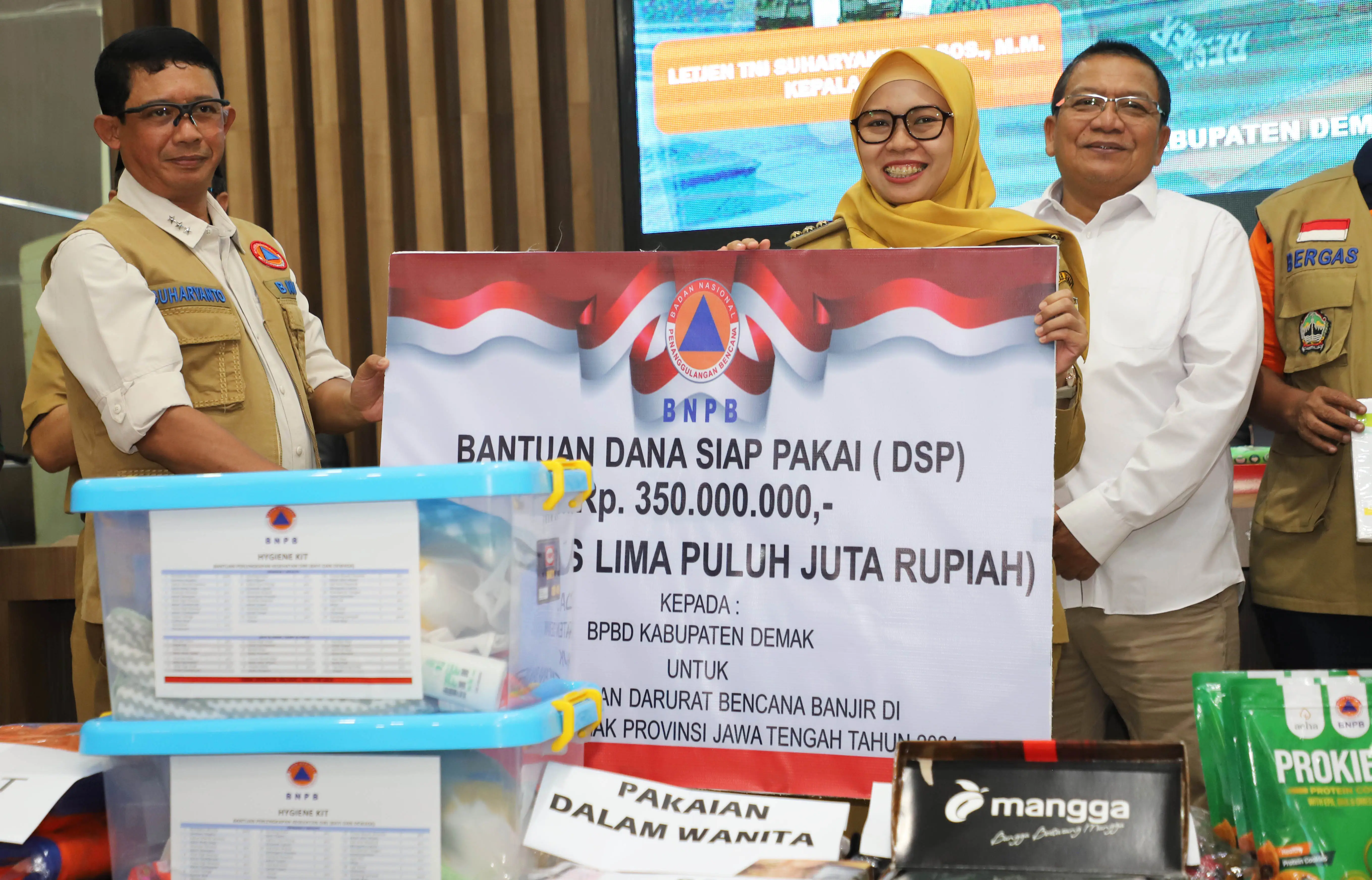 Badan Nasional Penanggulangan Bencana (BNPB) memberikan Dana Siap Pakai (DSP) sebesar 350 juta rupiah kepada Pemerintah Kabupaten Demak untuk percepatan penanganan darurat bencana banjir di Kabupaten Demak, Provinsi Jawa Tengah (12/1).